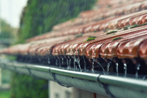 pluie sur le toit